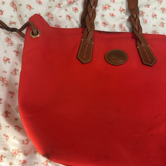 ✨ VINTAGE ✨ Dooney & Bourke Red Canvas Tote Bag with Brown Leather Handles - Picture 3 of 8